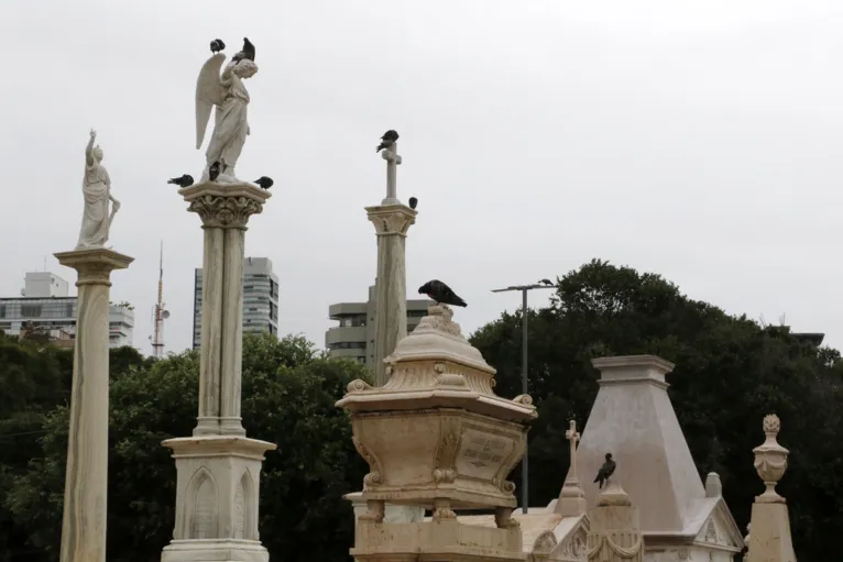 Muitas versões da lenda da moça do táx circulam até hoje. Alguns envolvem a viagem partindo de cemitérios da cidade.