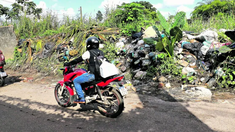 Ruas do Conjunto Satélite estão tomadas por buracos e lixo