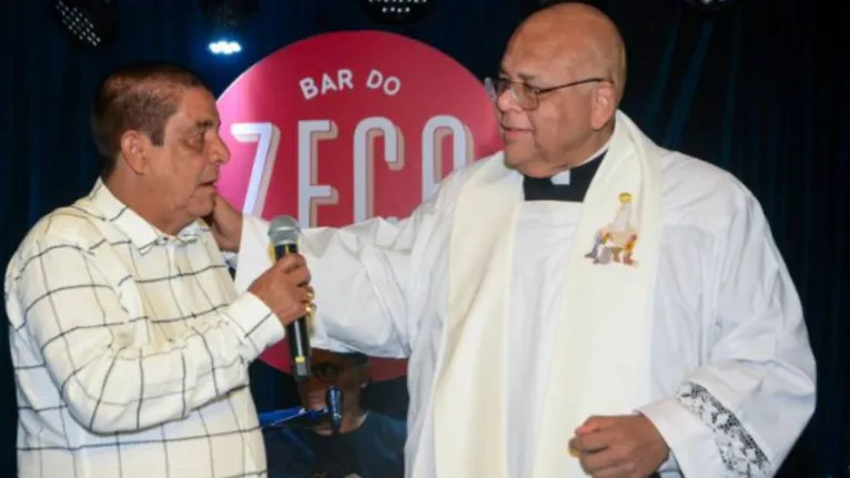 Zeca Pagodinho inaugura bar e leva padre para benzer o local