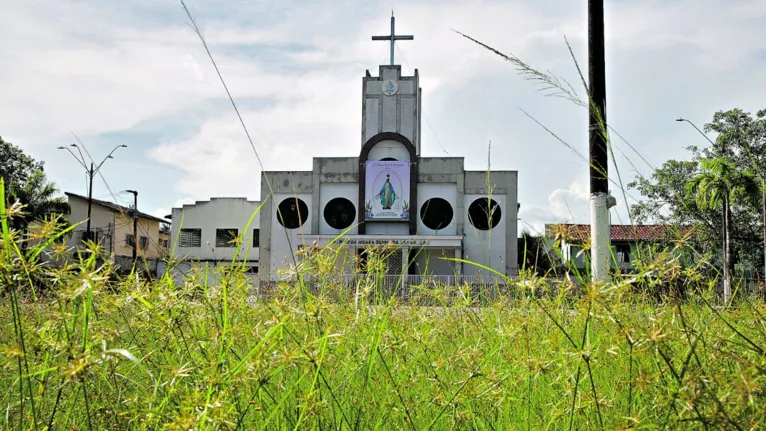 Lixo e mato se acumulam até na Praça Matriz de Ananindeua