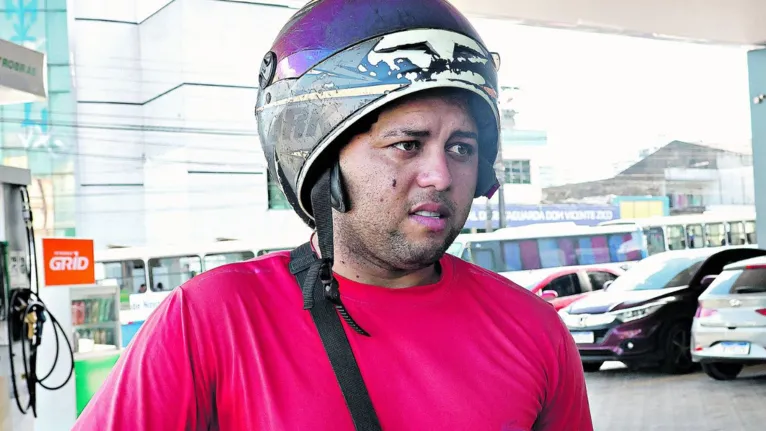 Emerson Maciel é motoboy e gasta cerca de R$ 30 em combustível diariamente
