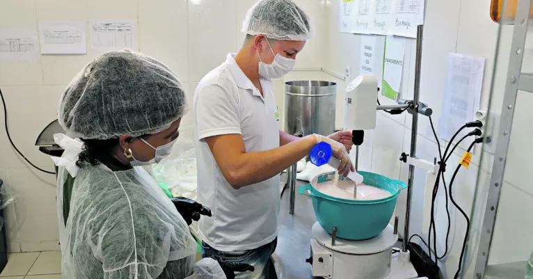 Empreendedora encontrou na realidade das comunidades ribeirinhas a matéria-prima para a produção de biocosméticos na fábrica instalada em Icoaraci, gerando emprego e renda para muita gente