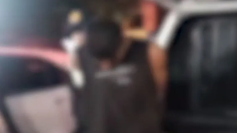 O outro suspeito é detido pela PM