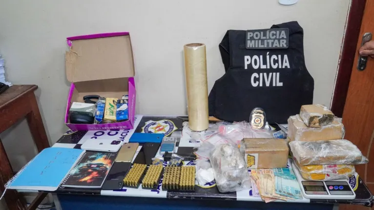 Material das facções apreendido pelos agentes de segurança