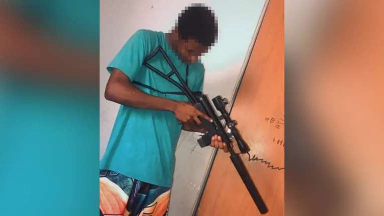 Nas redes sociais, os dois irmãos publicavam fotos com armas e com drogas