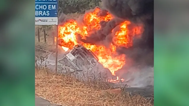 O motorista conseguir sair a tempo de dentro da cabine do caminhão que acabou sendo consumido pelas chamas