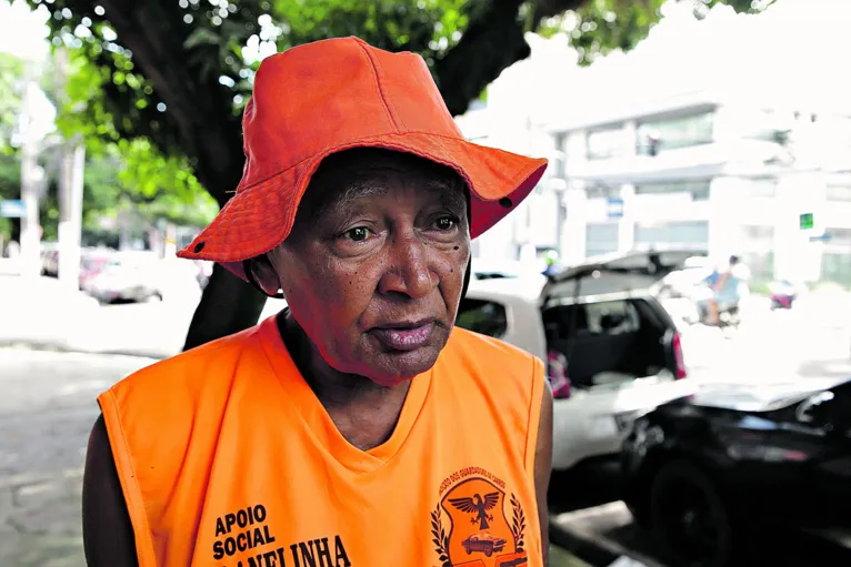 Belém, Pará, Brasil, Cidade. Retranca: FLANELINHAS/ ROTINA - Manoel Brito, 73 anos. Gancho: Os guardadores de carros, ou "flanelinhas", como são chamados às vezes pejorativamente, atuam há décadas num limbo jurídico e de atuação do poder público. Há quem compreenda e mesmo aprecie o trabalho deles. Há quem simplesmente o considere extorsão. Local: Av Assis de Vasconcelos - Reduto - Belém. Data: 20/05/2024. Foto: Mauro Ângelo/ Diário do Pará.