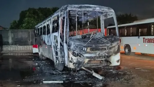 Ônibus sofreu perda total após o incêndio