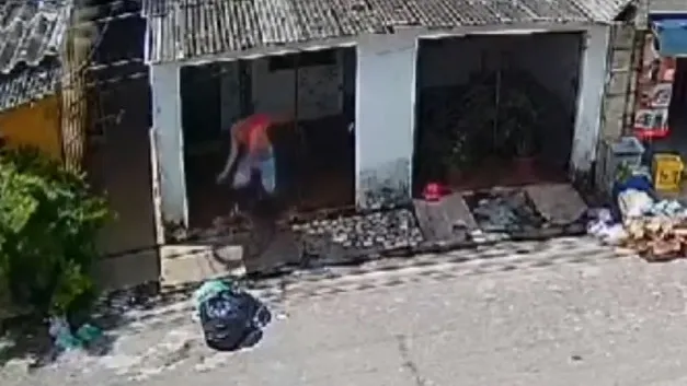 Entre os objetos furtados, o suspeito invade uma residência e leva uma bicicleta