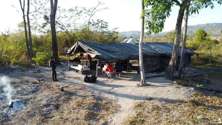 Na região conhecida como "Garimpo da Pista Branca", foram fechados três garimpos clandestinos de ouro