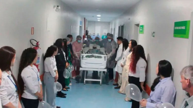 Como forma de homenagem, a equipe assistencial da unidade hospitalar organizou um ‘corredor humano’ entre a Unidade de Terapia Intensiva (UTI) e o Centro Cirúrgico