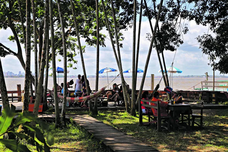 Belém, Pará, Brasil. Cidade. Entramos no terceiro final de semana do verão e vamos mostrar a movimentação pelos restaurantes da ilha do Combu, destino super procurado aos finais de semana. 15/07/2023. Foto: Irene Almeida/Diário do Pará.