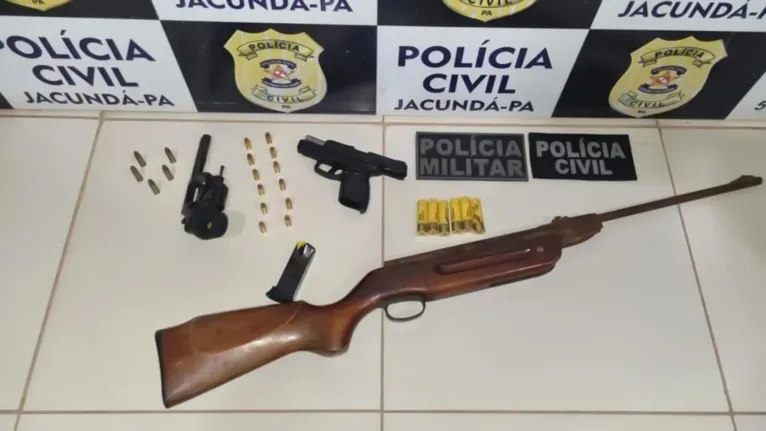 Armas e munições apreendidas em poder dos suspeitos