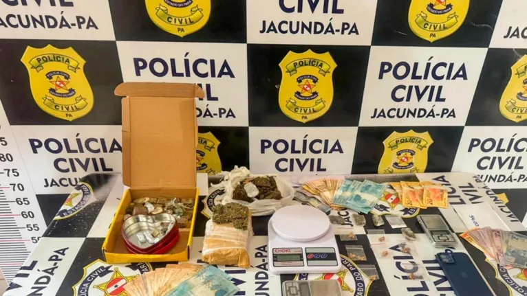 Na ação também foram apreendidos aproximadamente 1,5 kg de drogas, dinheiro, um aparelho celular e outros materiais utilizados para embalar e vender os entorpecentes.