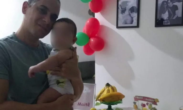 Jeremias com o filho, que ele levou sem o consentimento da mãe para fazer o teste de DNA