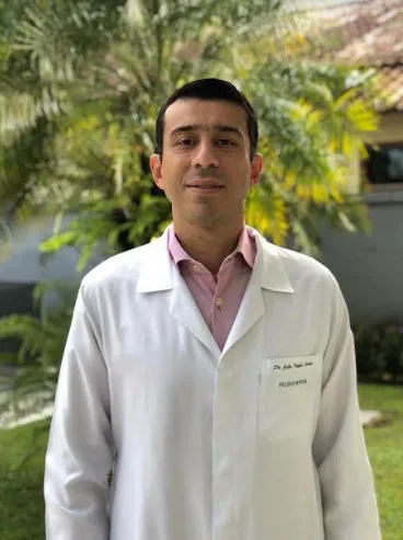 O neurocirurgião João Paulo Oliveira Costa, especialista em cirurgia da coluna vertebral.