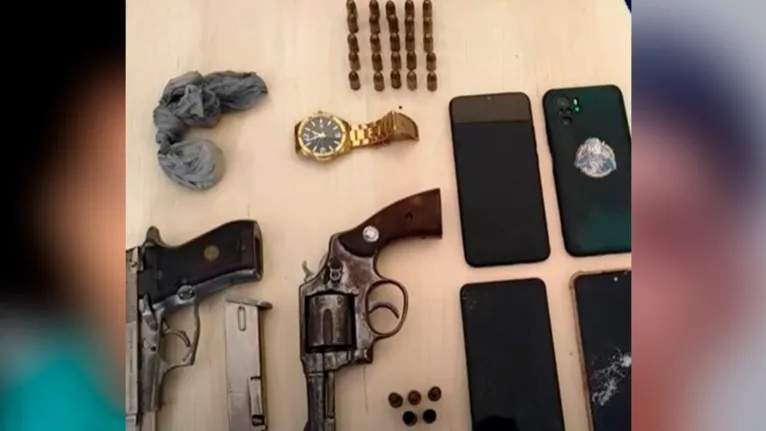 Armas, celulares, munições apreendidas em poder dos acusados