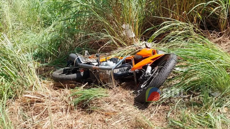 A moto ficou jogada na lateral do acesso a ponte, dentro do mato