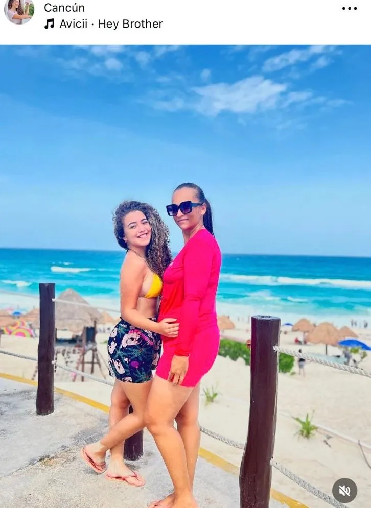 Registro da filha e da vítima em praia em Cancun
