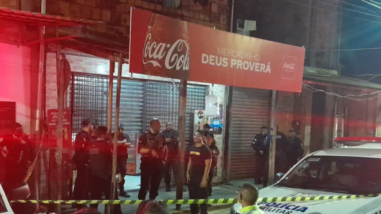 Policiais civil e militares fazem isolamento do mercadinho