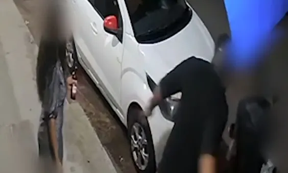 Músico, que também estava em frente casa de show, apanha de agressor