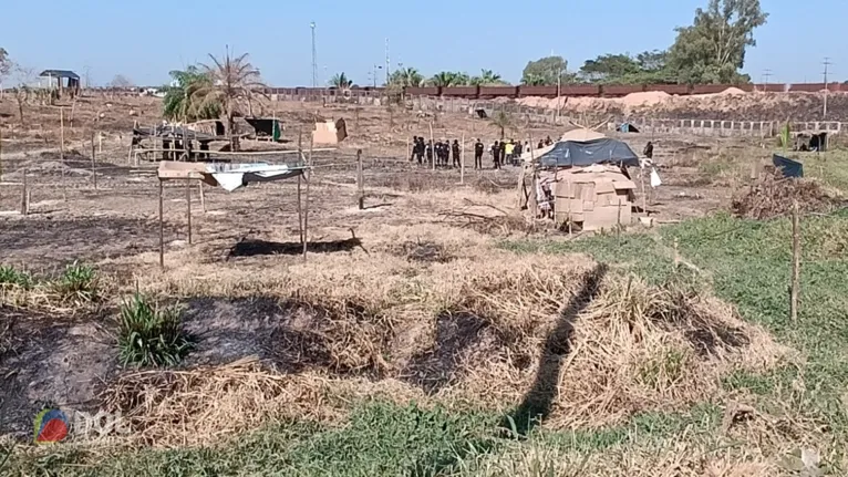 Famílias estão há uma semana na área