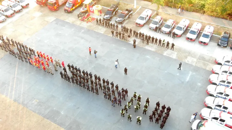 Representantes de diversos órgãos de segurança pública se reuniram na praça da Colônia Z-30