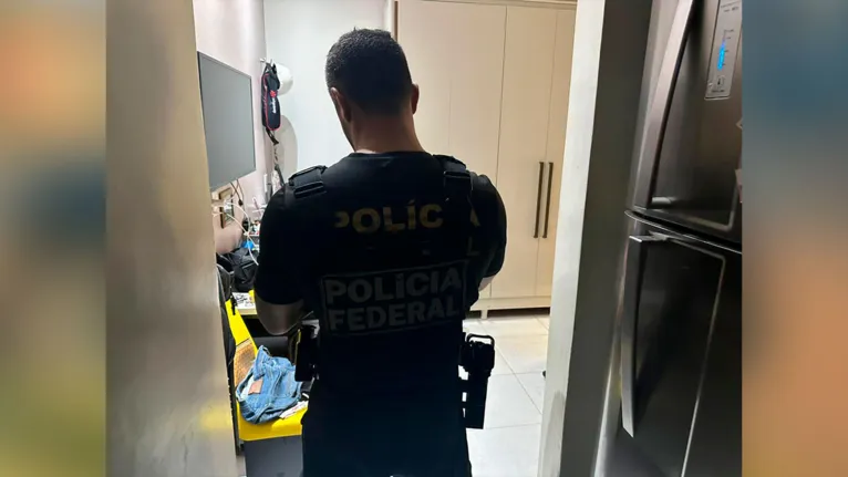 Na casa do jovem foi apreendido um aparelho celular, que ele jogou pela janela do banheiro ao perceber a chegada da equipe policial.