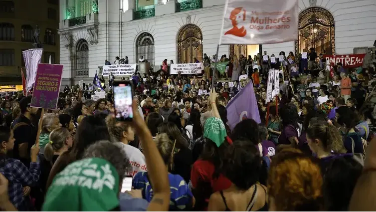 Uma série de protestos contra a PL 1904 tem acontecido pelo Brasil