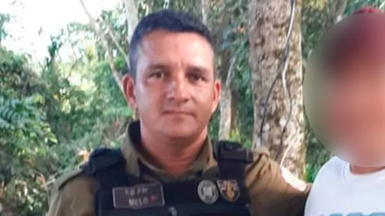 O sargento Carlos Junior da Silva Melo morto com um tiro no rosto