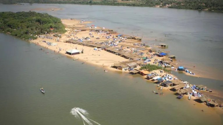 Acampar debaixo das árvores ou na areia em uma das vinte ilhas do Pontão é a opção mais procurada pelos visitantes