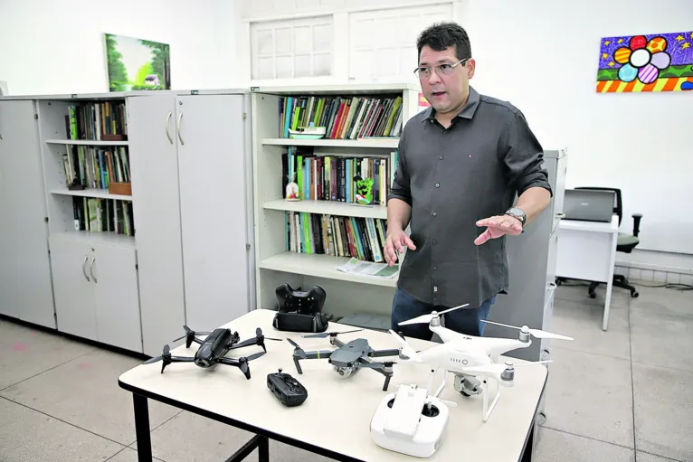 O engenheiro florestal Robson Carrera explica as funcionalidades dos drones