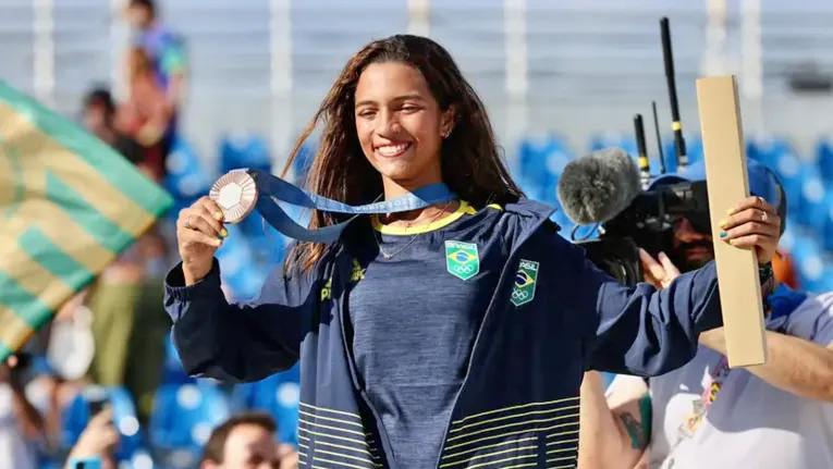 Rayssa já conquistou duas medalhas olímpicas e tem apenas 16 anos