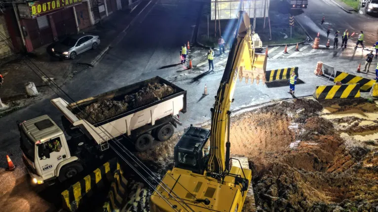 As obras acontecem dia e noite para que se conclua em 20 dias