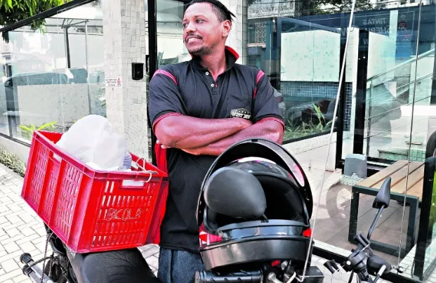 Thomas Diego,38, trabalha há sete anos como entregador de alimentos usando a motocicleta.