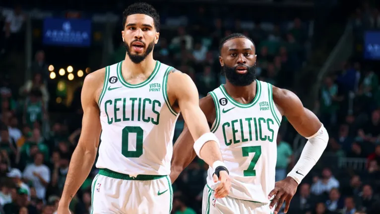 O Pai Presente Jayson Tatum e Jaylen Brown vão para a segunda final de NBA juntos. *Quando era criança, Jayson Tatum era conhecido como "filho ausente" porque fugia de casa pra jogar basquete. E daí que vem o apelido "pai presente" hoje em dia