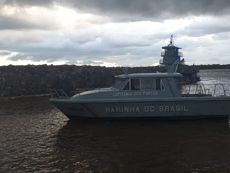 Marinha apreende comboios com cargas de madeira em Belém