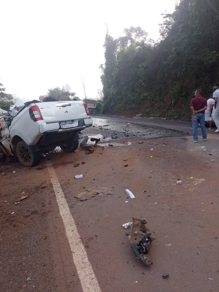 Caminhonete e carreta bitrem colidiram de frente em trecho da BR-163