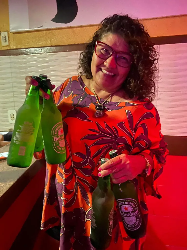 Ângela, a proprietária do bar, cuida do espaço com amor há 27 anos