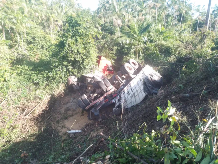 Com o impacto, a carreta saiu da pista e capotou.