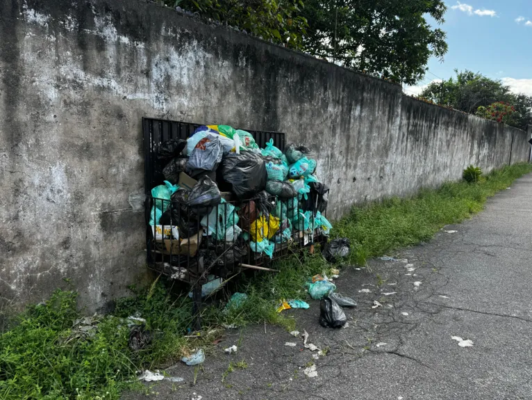 Lixeiras repletas de lixo no Residencial Jardim Ananindeua, no Centro da cidade