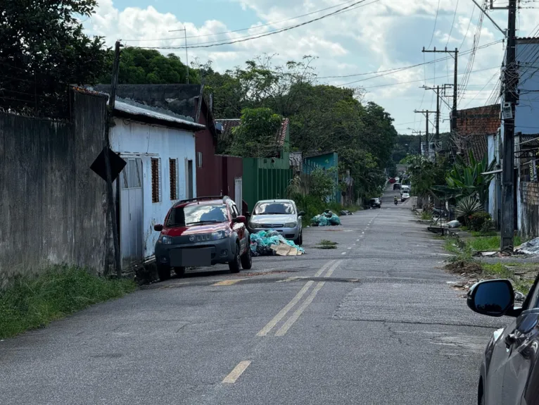 Sujeira se espalha pela rua principal do Residencial Jardim Ananindeua