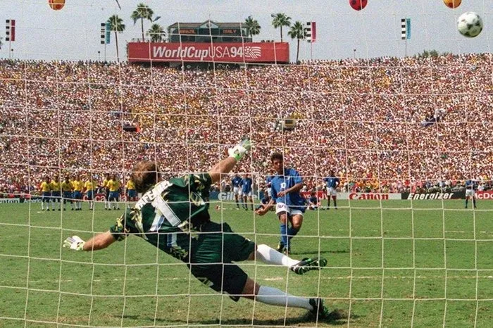 Baggio até deslocou Taffarel, mas chutou por cima do gol