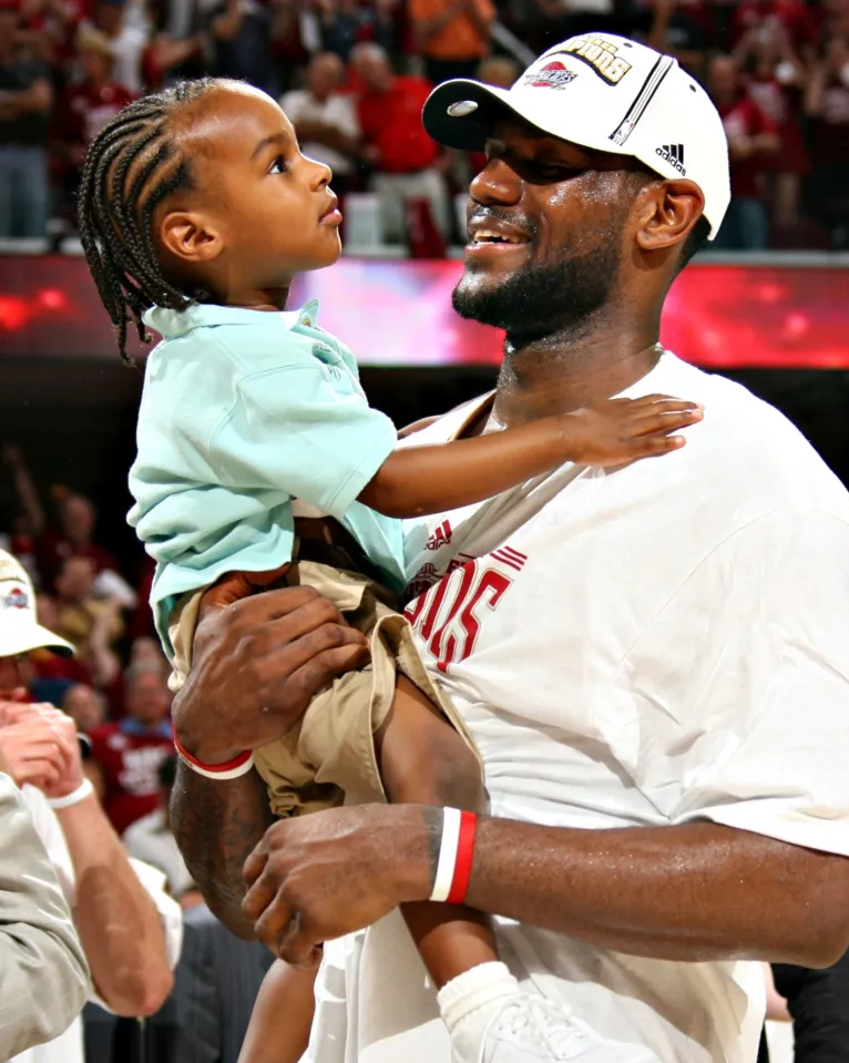 Bronny no colo de LeBron nos tempos de Cavaliers