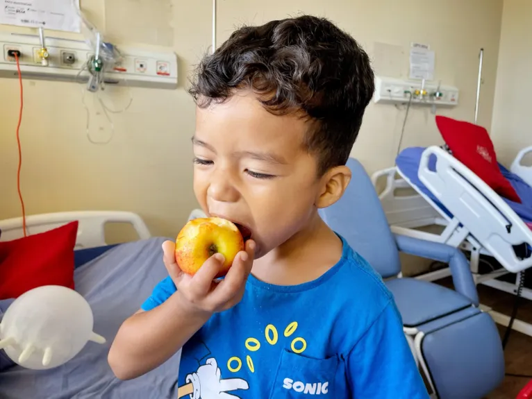 Yan Vinicius, de 4 anos, já sabe a importância das frutas no seu dia a dia