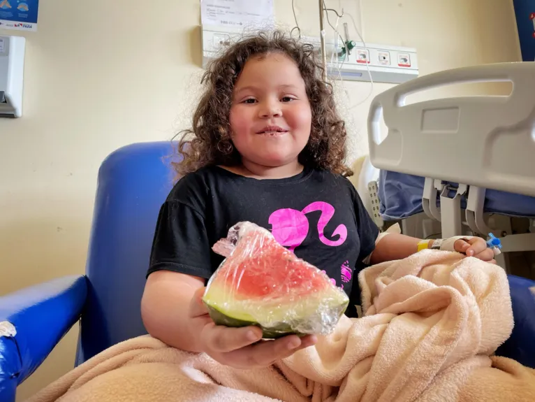 A melancia é a fruta preferida de Jennifer Sophia, de seis anos