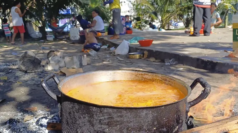 Alimentação feita ao ar livre com lenha