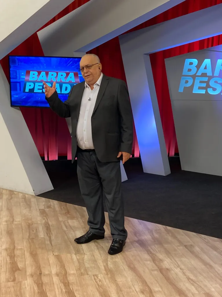 Luiz Eduardo Anaice no estúdio da RBA TV apresentando o programa Barra Pesada.