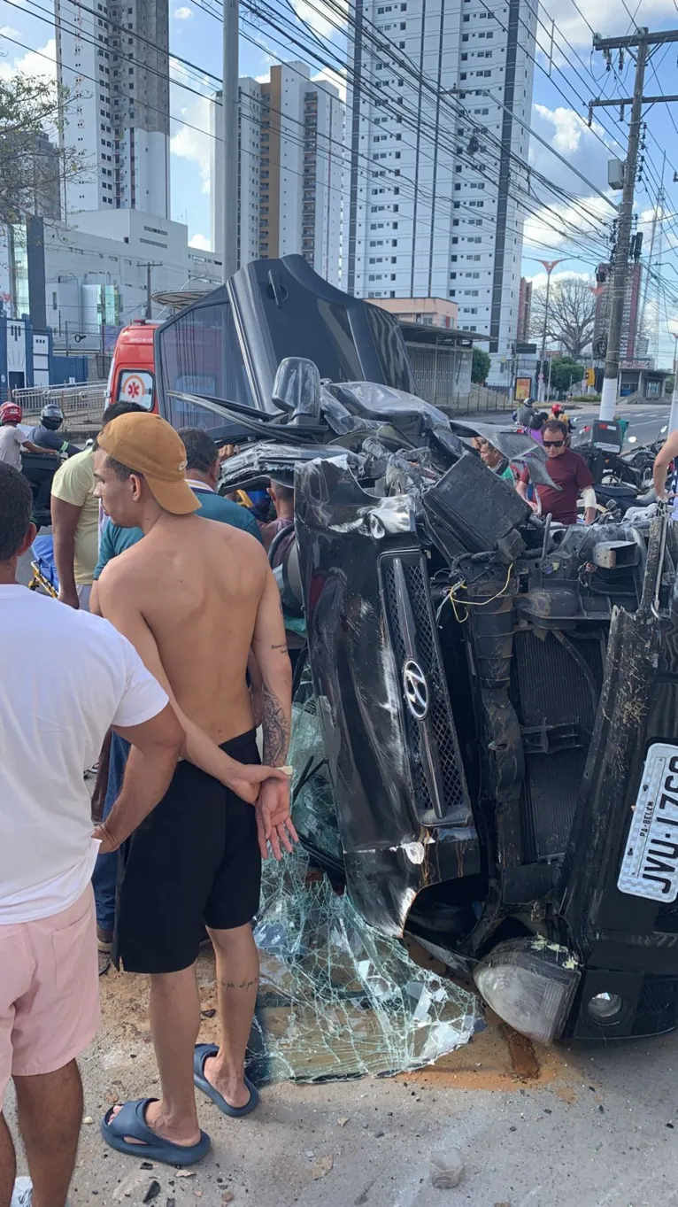 O carro ficou totalmente destruído.