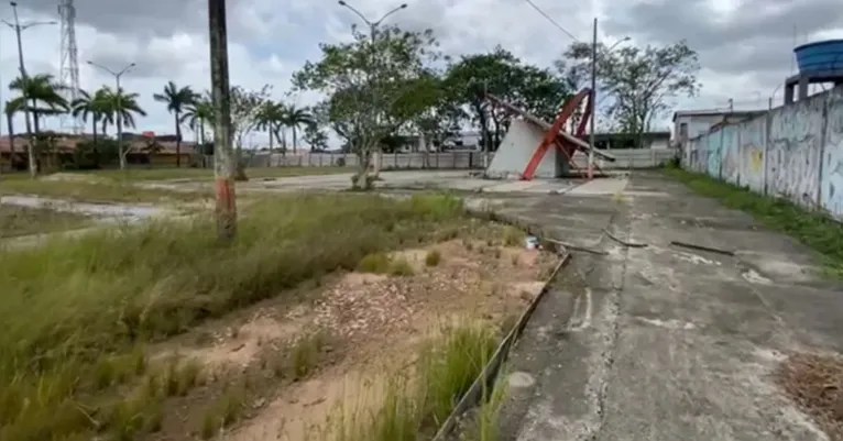 Muro de complexo esportivo desaba, em Ananindeua